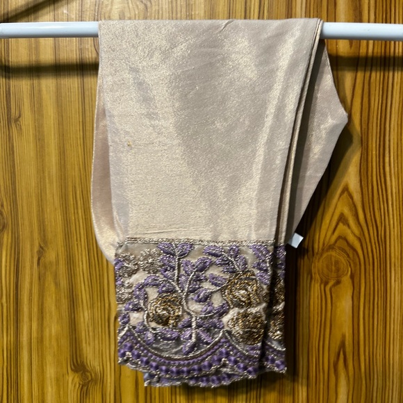 Girl traditional dress - Picture 2 of 2